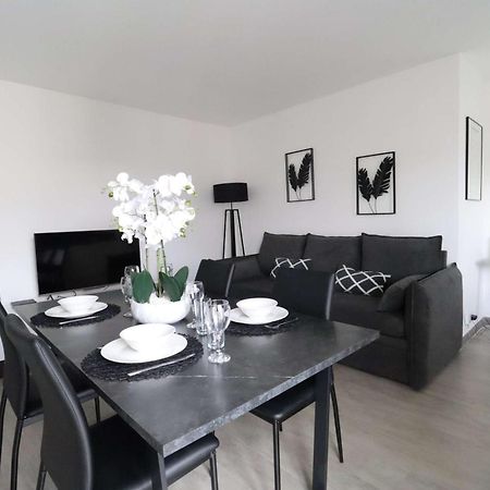 Frenchy By Plaza Apartment เซร์ริส ภายนอก รูปภาพ