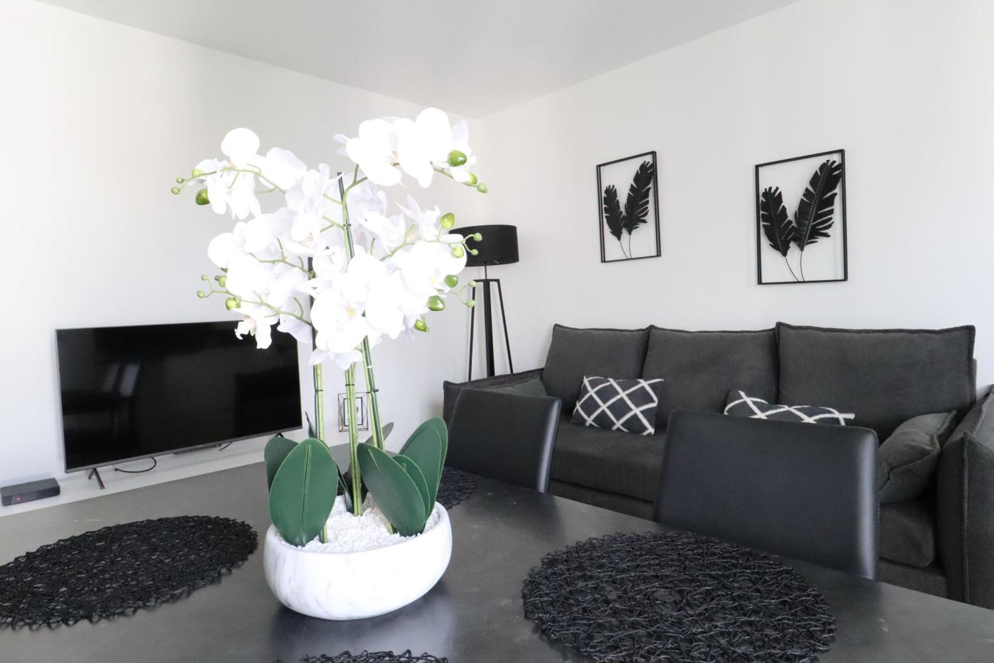Frenchy By Plaza Apartment เซร์ริส ภายนอก รูปภาพ