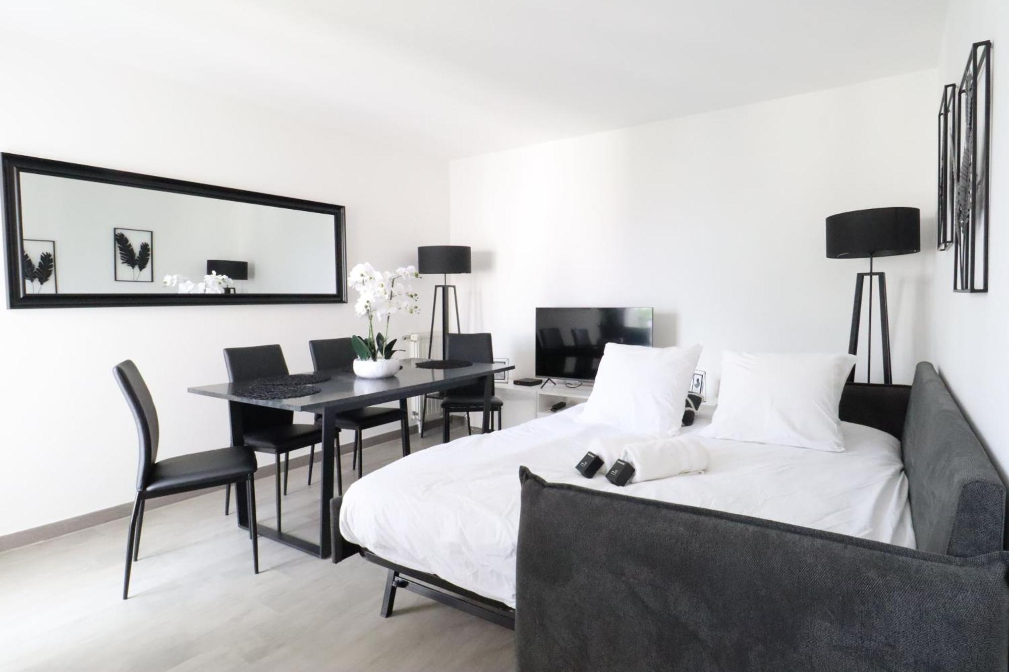Frenchy By Plaza Apartment เซร์ริส ภายนอก รูปภาพ