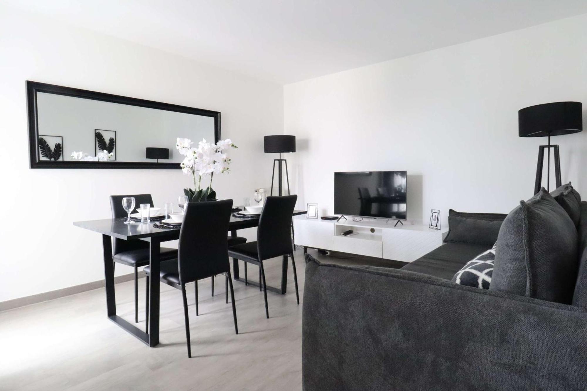 Frenchy By Plaza Apartment เซร์ริส ภายนอก รูปภาพ