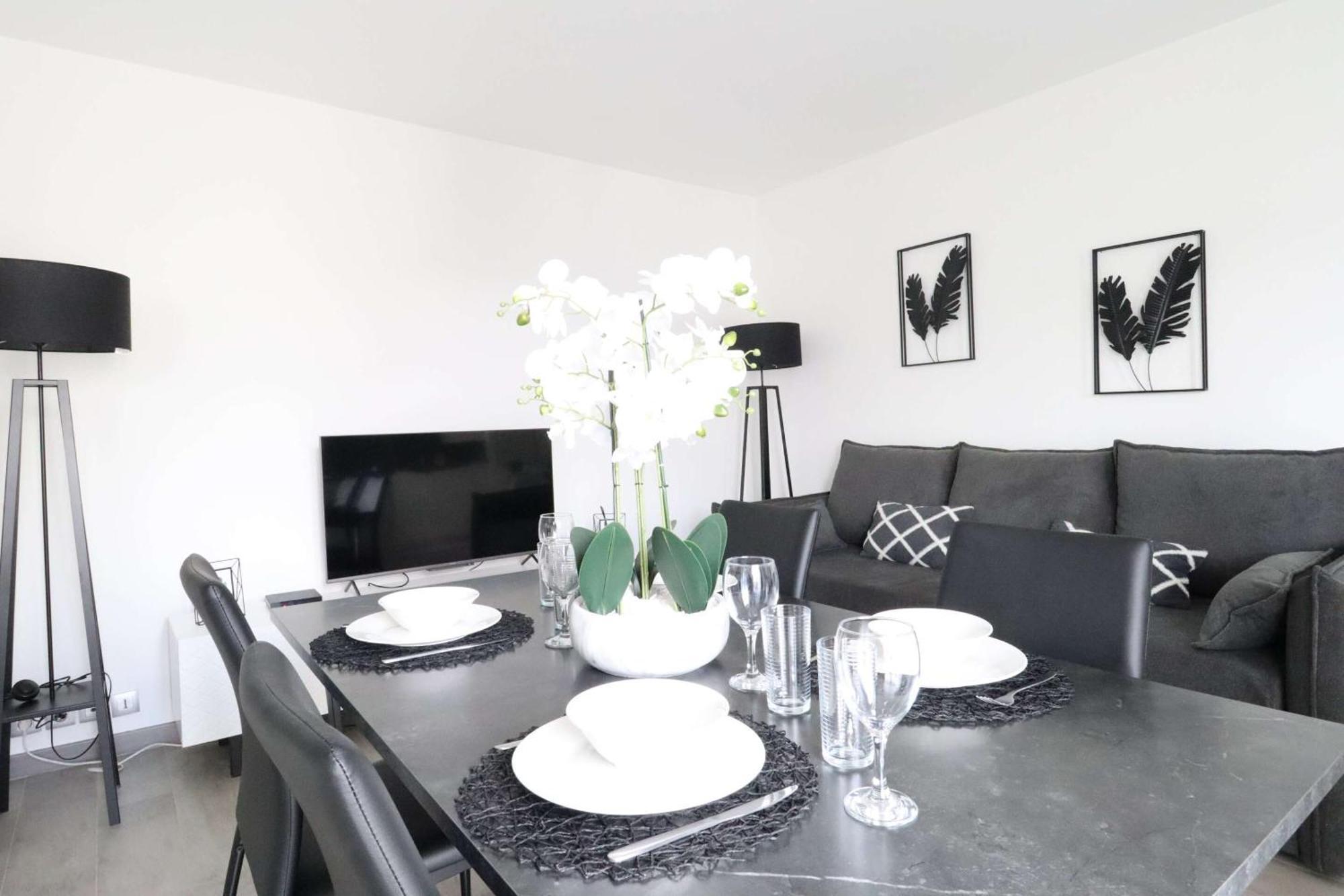 Frenchy By Plaza Apartment เซร์ริส ภายนอก รูปภาพ